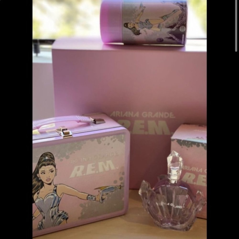 (ISO) ariana grande thermos and lunchbox